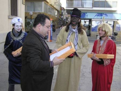 SOS Lloret patges reials porten asfalt a l'Ajuntament