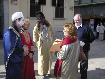 SOS Lloret patges reials porten asfalt a l'Ajuntament