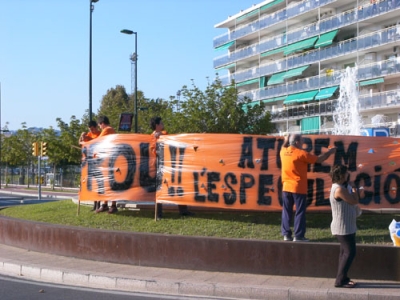 SOS Lloret ocupa simbòlicament rotonda Lloret