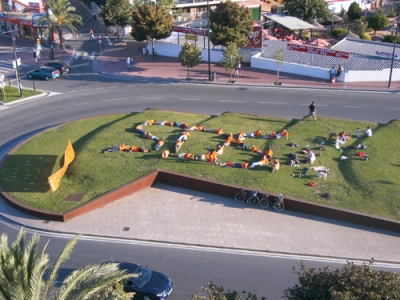 SOS Lloret ocupa simbòlicament rotonda Lloret