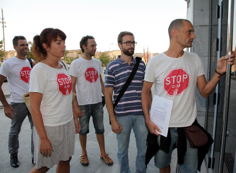 Una imatge d'integrants d'Aturem la C-32 als jutjats de Blanes, al setembre del 2016 Foto: JOAN SABATER Una imatge d'integrants d'Aturem la C-32 als jutjats de Blanes, al setembre del 2016 Foto: JOAN SABATER