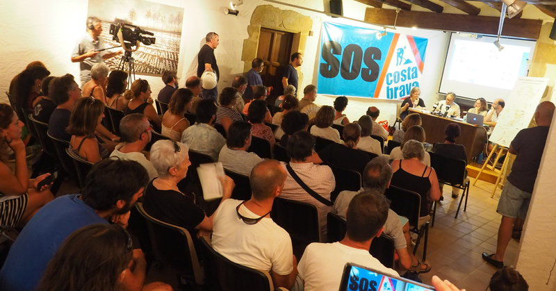 Més d’un centenar de persones van assistir a l’acte de constitució de la plataforma SOS Costa Brava. Foto: Joan Puntí