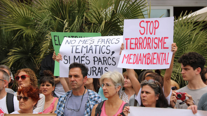 Pancartes en contra de la C-32 que s'han vist aquest diumenge 9 de juny de 2019